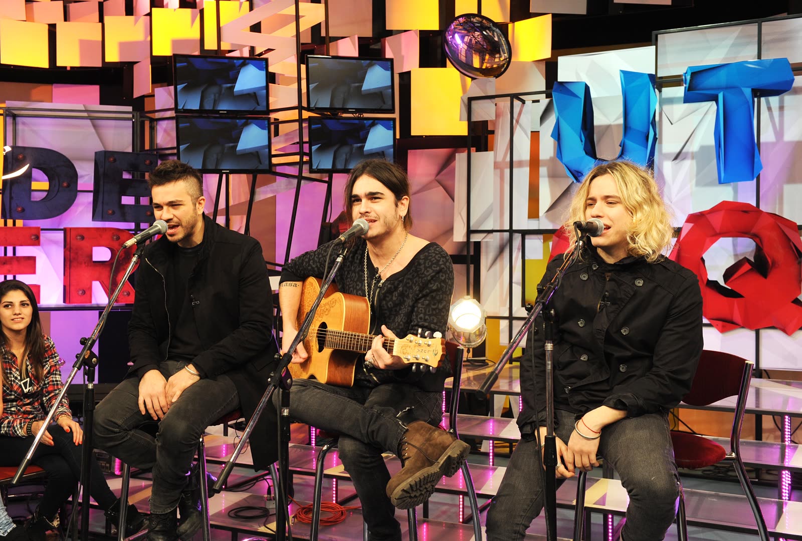 Airbag, los tres hermanos Sardelli, en un estudio de televisión