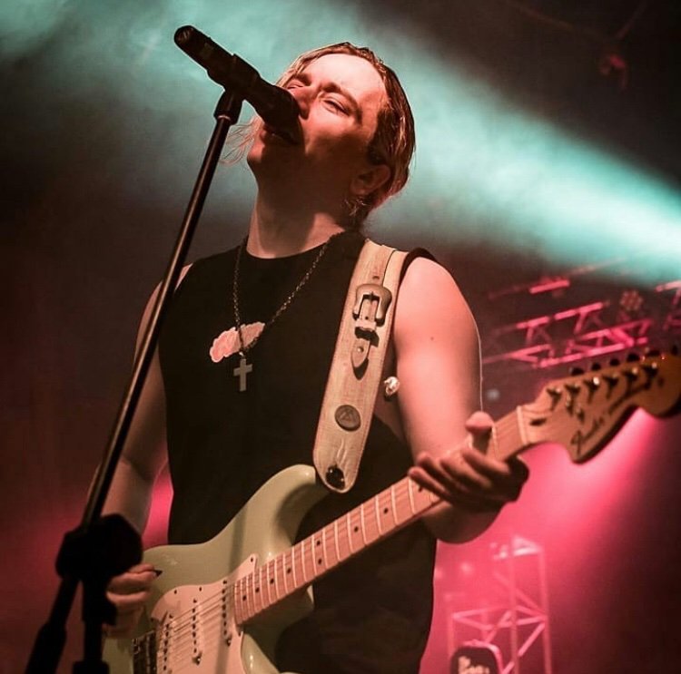 Guido Sardelli, de Airbag, cantando con guitarra
