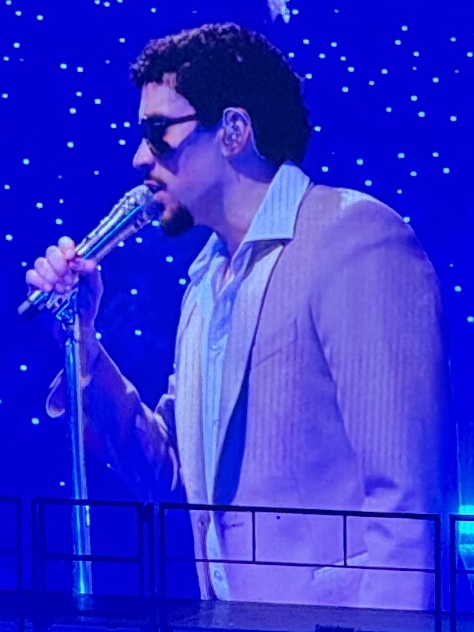Bad Bunny cantando en un escenario
