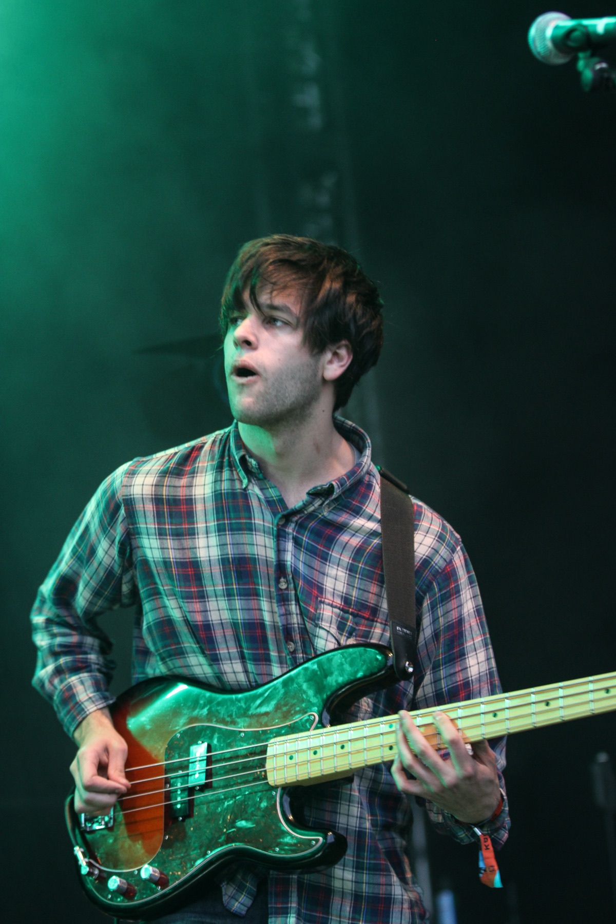 Un integrante de Beach Fossils tocando el bajo
