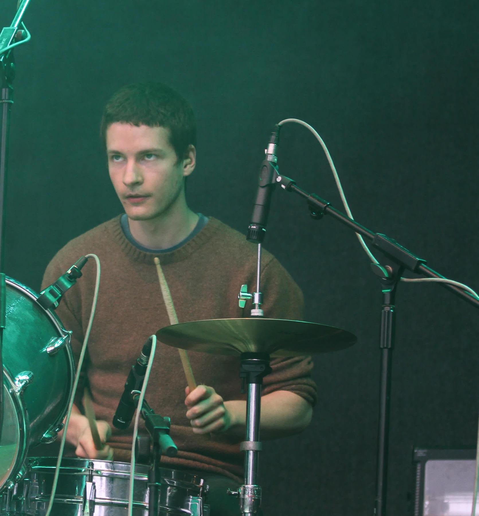 Un integrante de Beach Fossils tocando la batería