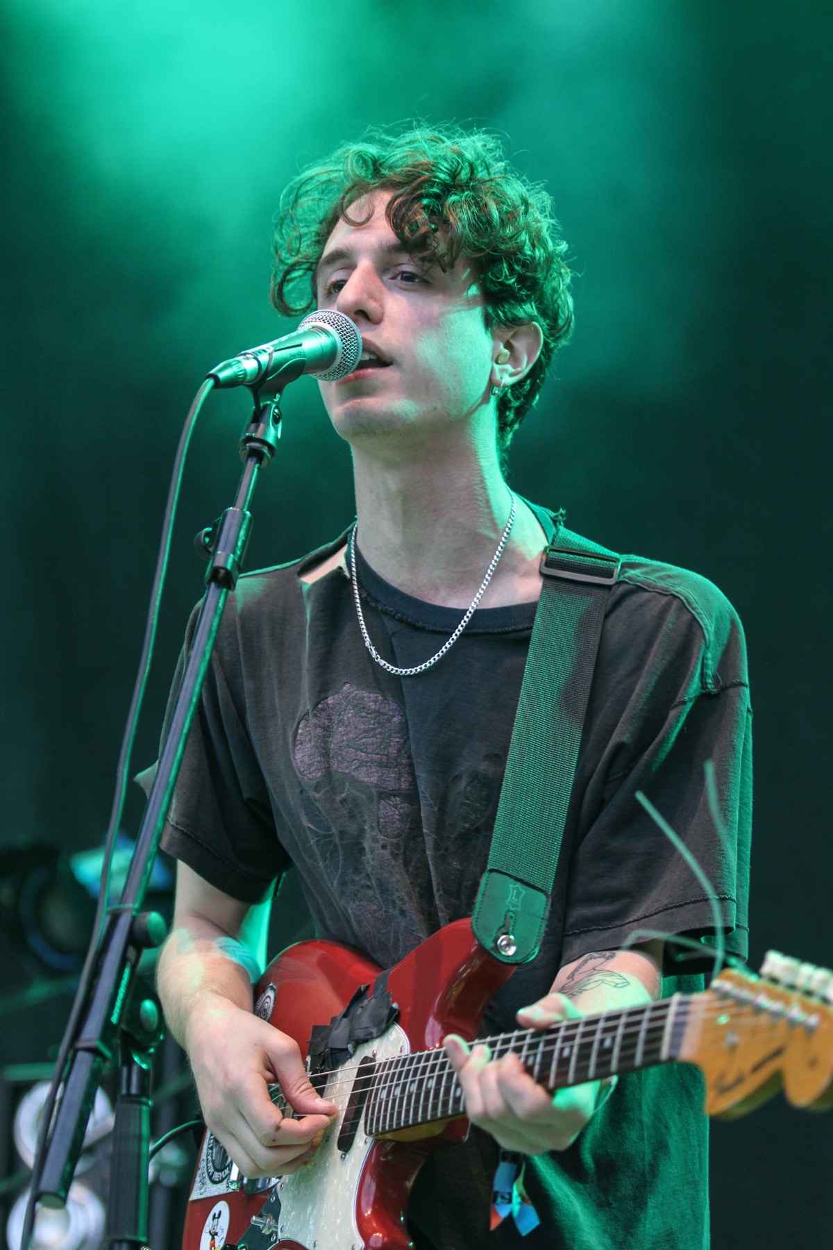 Dustin Payseur, de Beach Fossils, cantando con guitarra