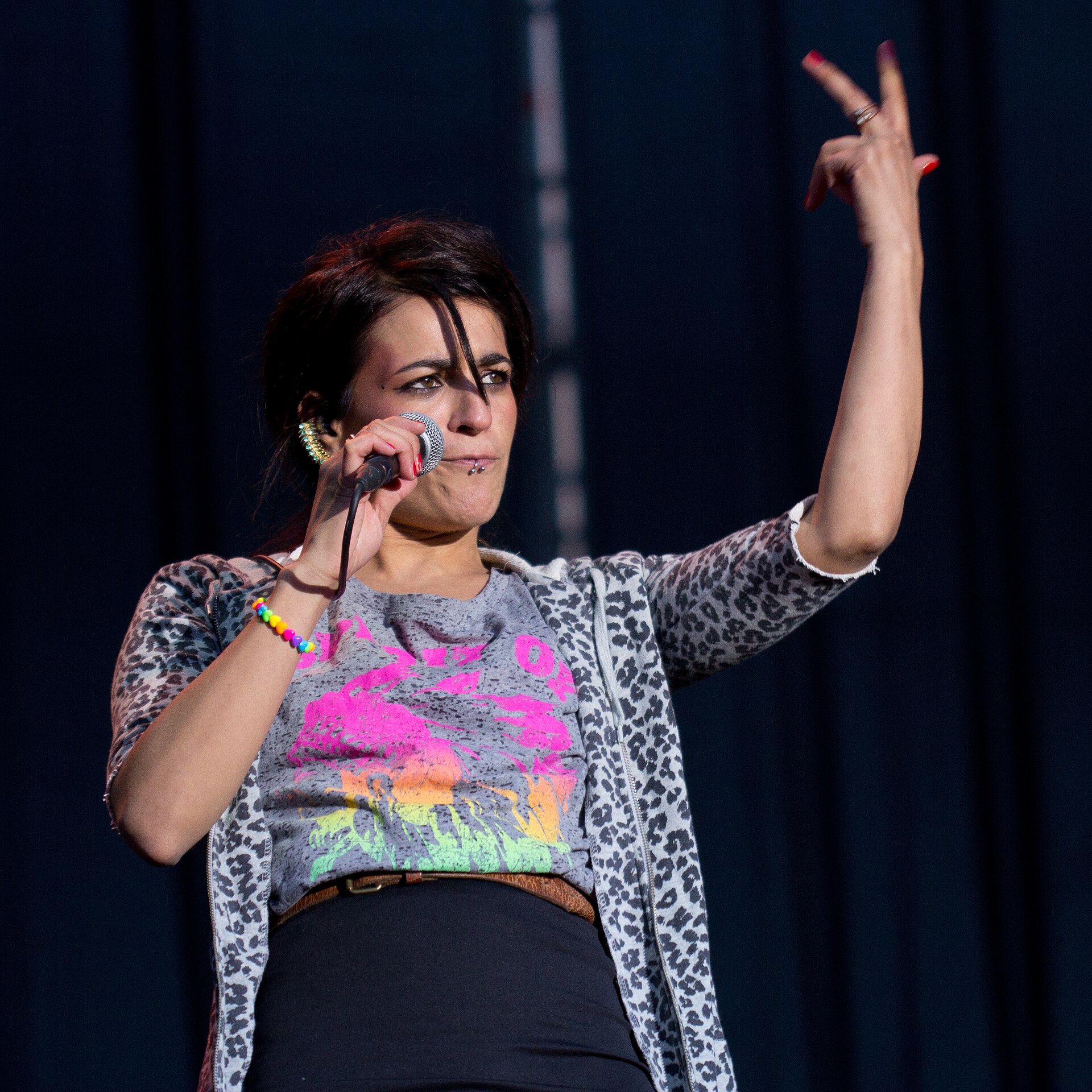 Bebe cantando, con micrófono