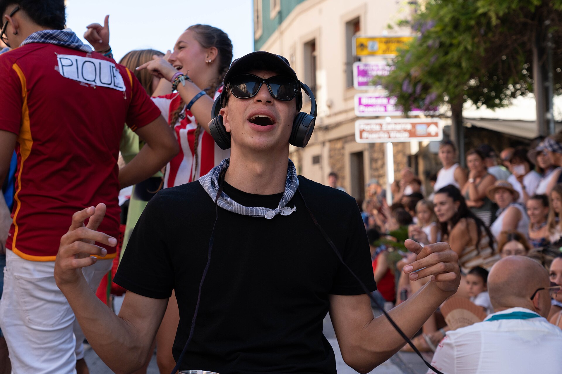 Bizarrap con auriculares en las fiestas de Portu Zaharreko, Algorta, 2023