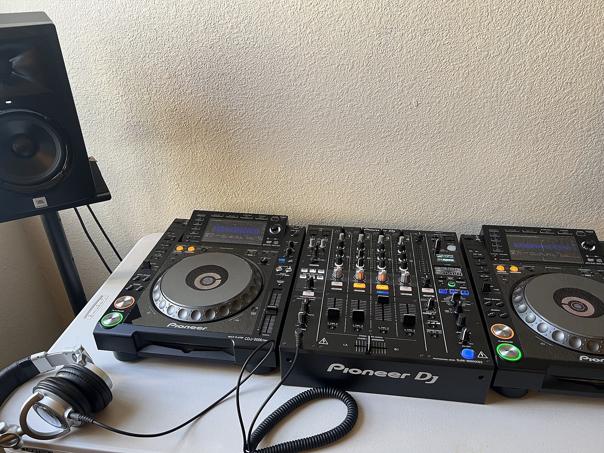 Consola y reproductores de DJ, donde se lee el BPM