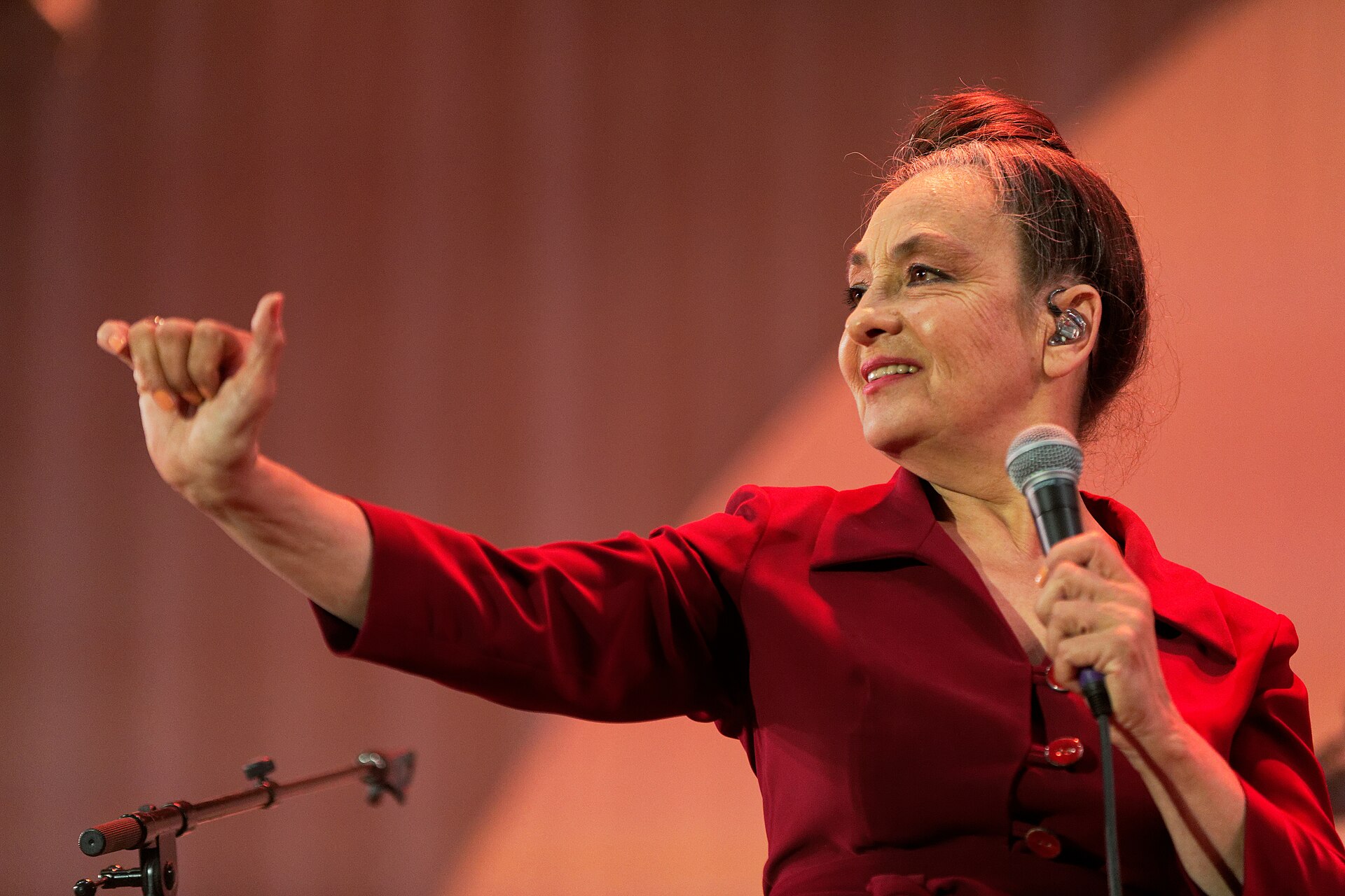 Catherine Ringer cantando en el festival Vieilles Charrues, 2021