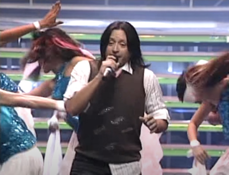 Elvis Crespo cantando en 2008