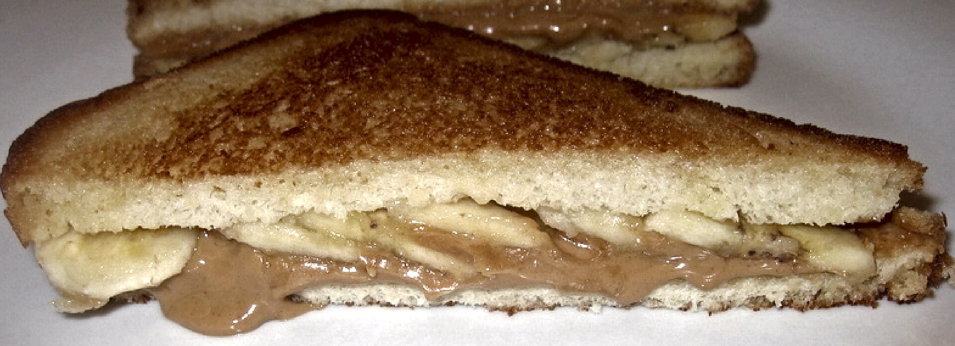 Sándwich frito de manteca de maní y banana, sin bacon