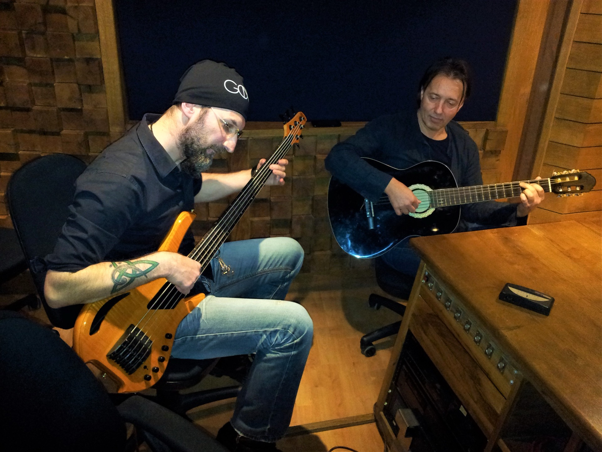 Dos músicos grabando en el mismo estudio