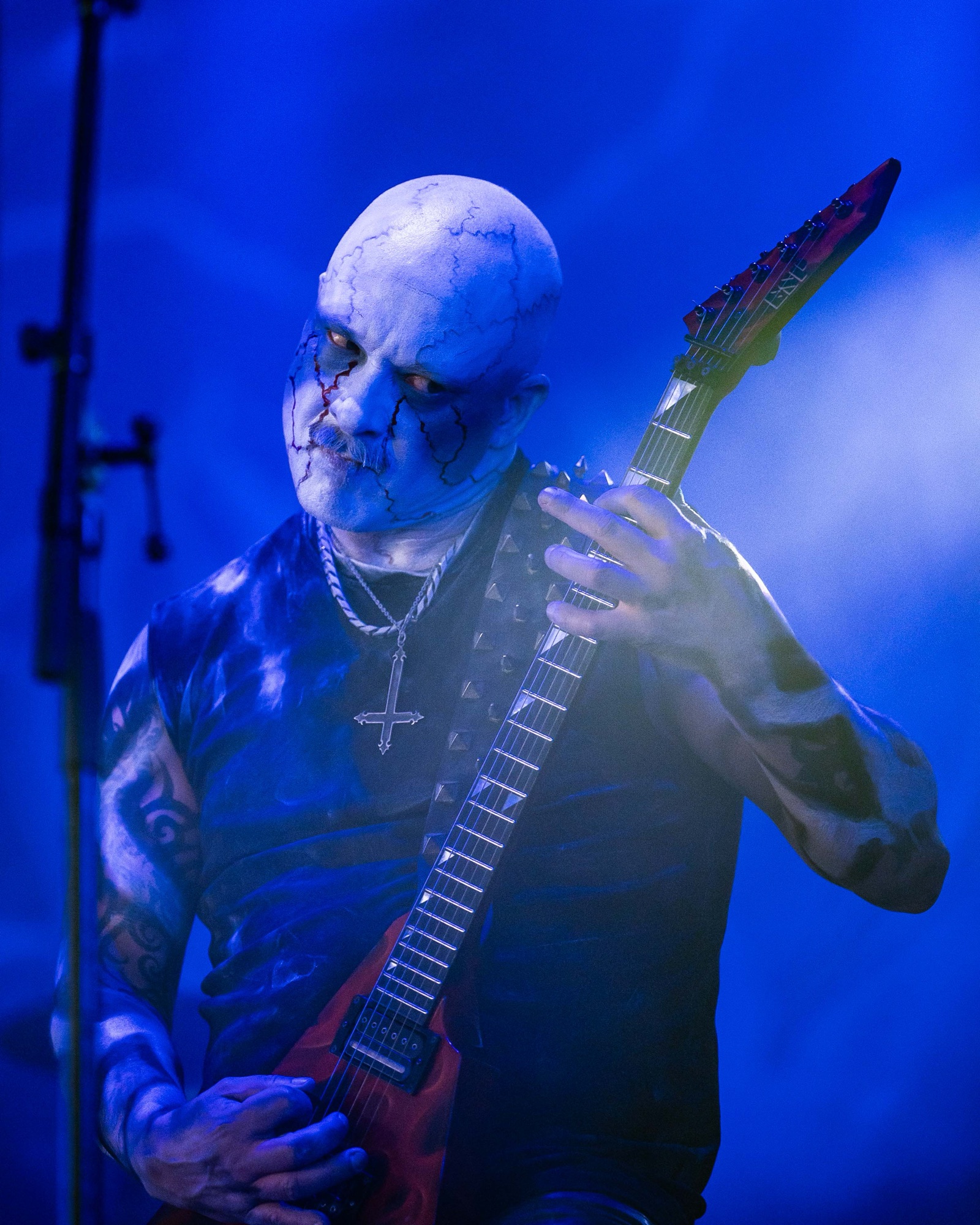 Galder, de Old Man’s Child, primer plano con guitarra