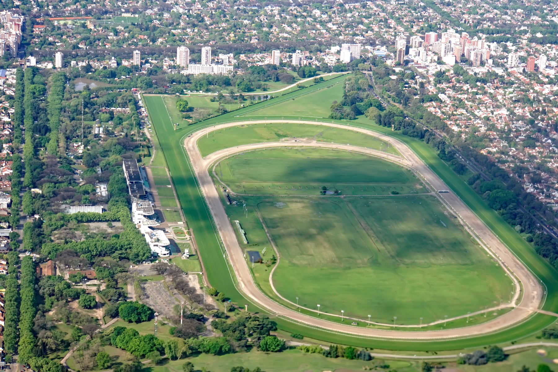 Hipódromo de San Isidro, Zona Norte: de día carreras, de noche recital