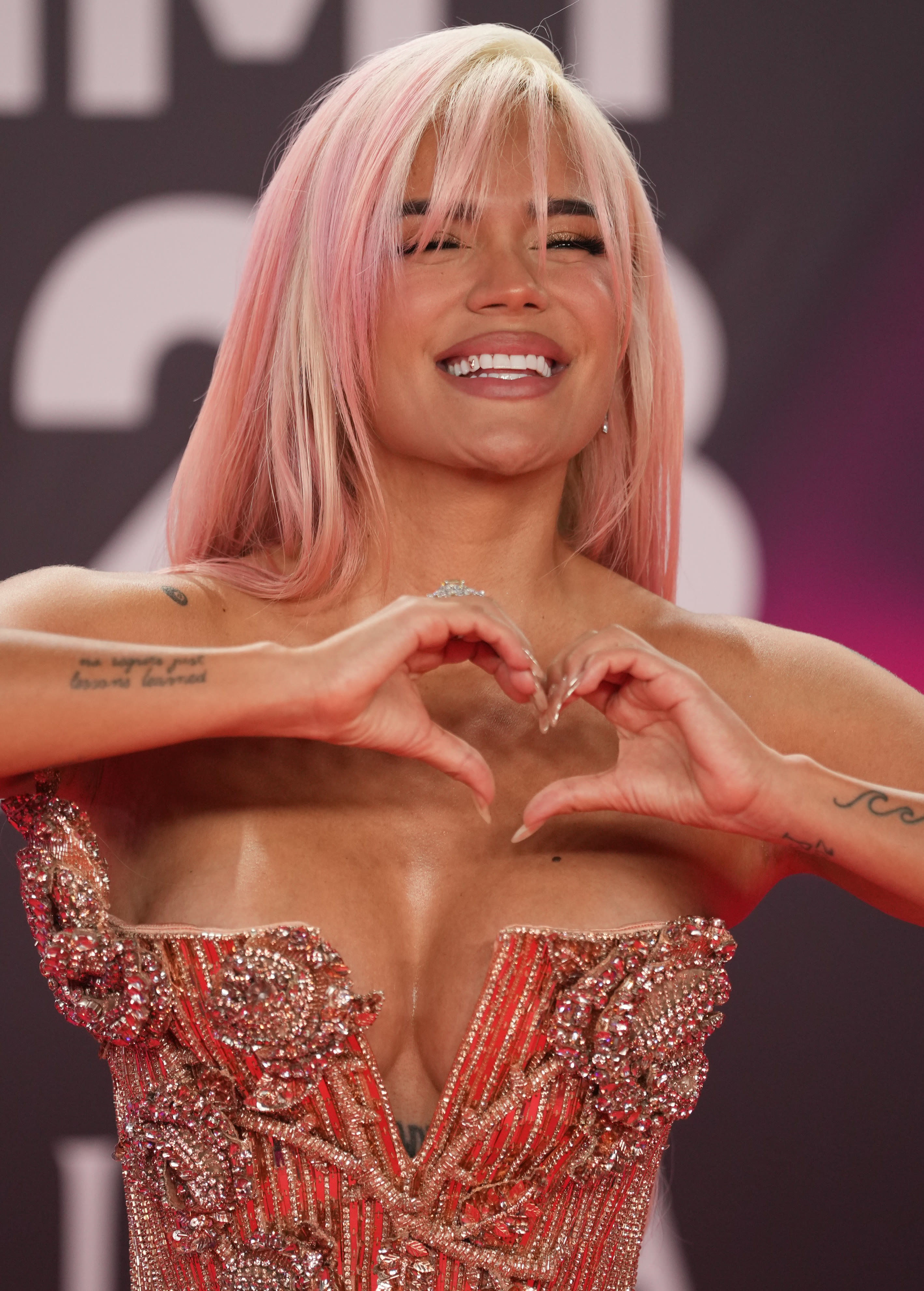 Karol G en los Latin Grammy, sonriendo