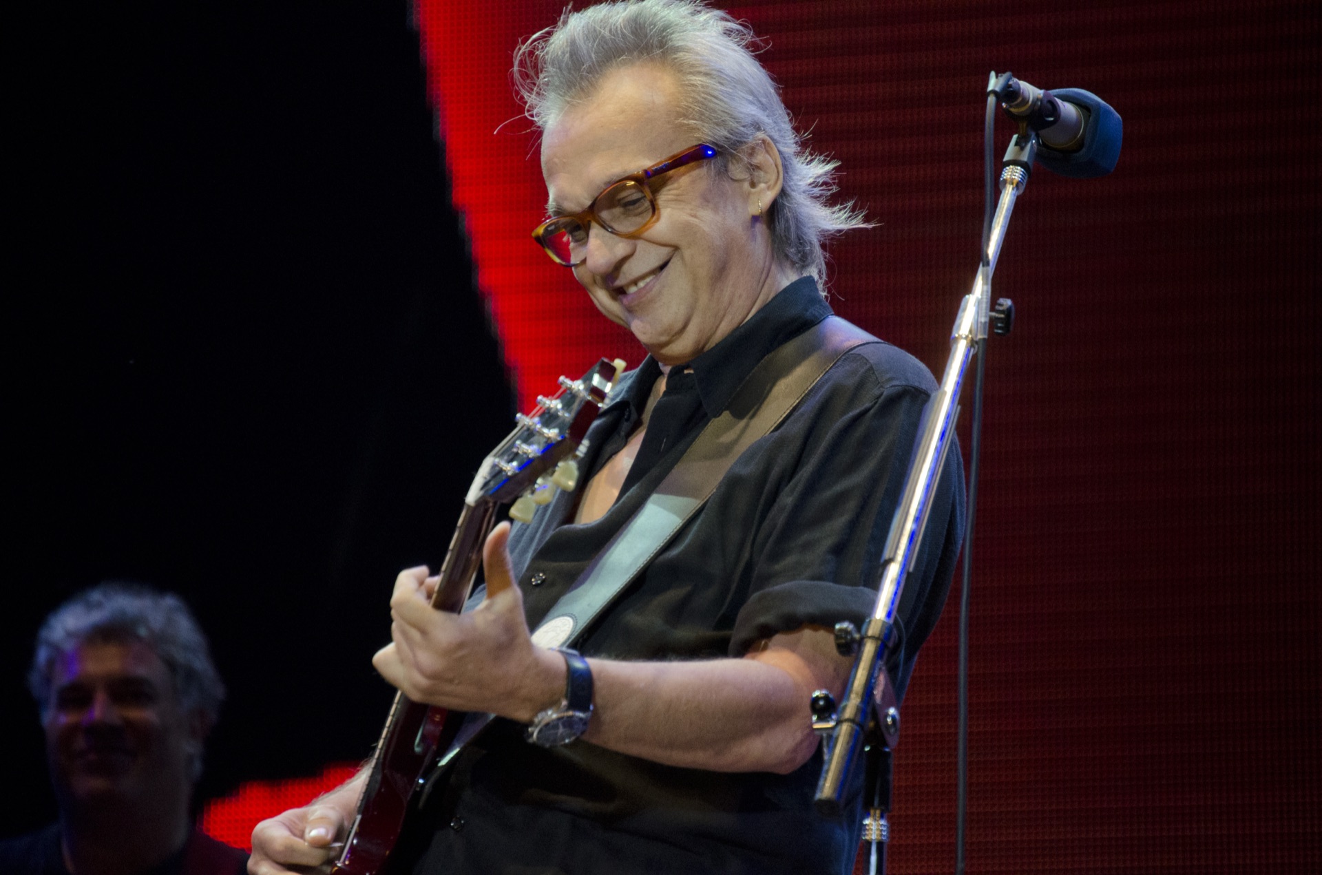 David Lebón tocando la guitarra