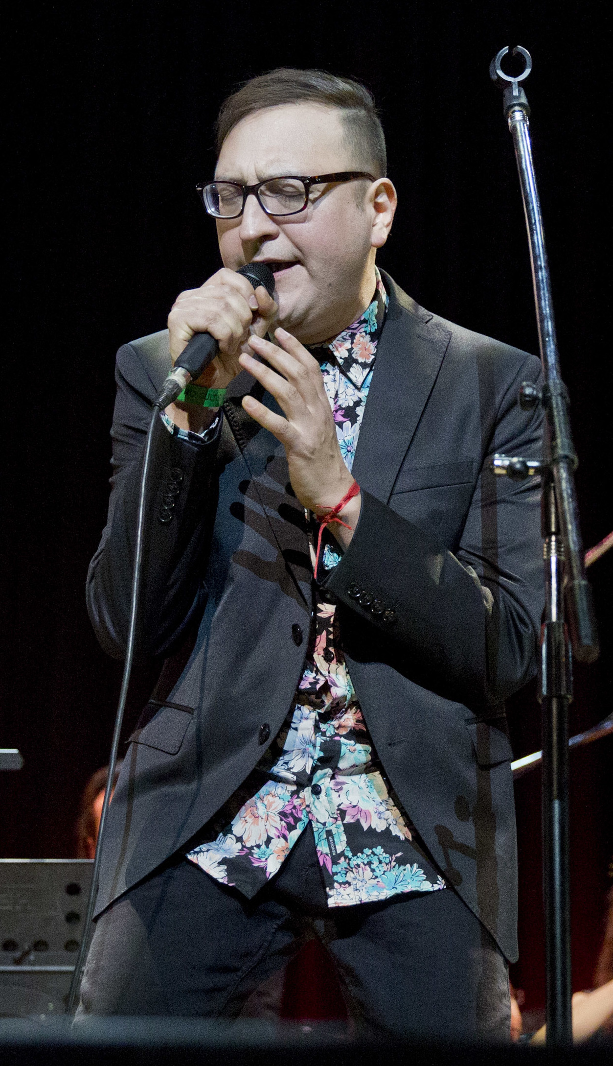 Leo García cantando, con micrófono