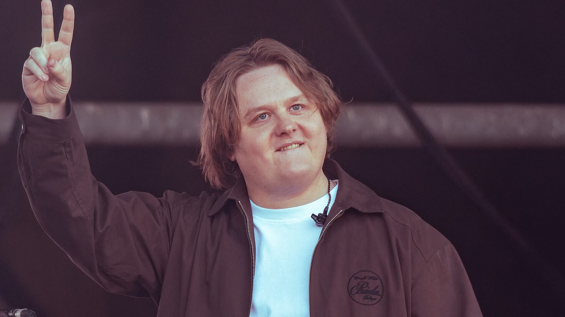 Lewis Capaldi en Glastonbury 2025, de vuelta en el escenario