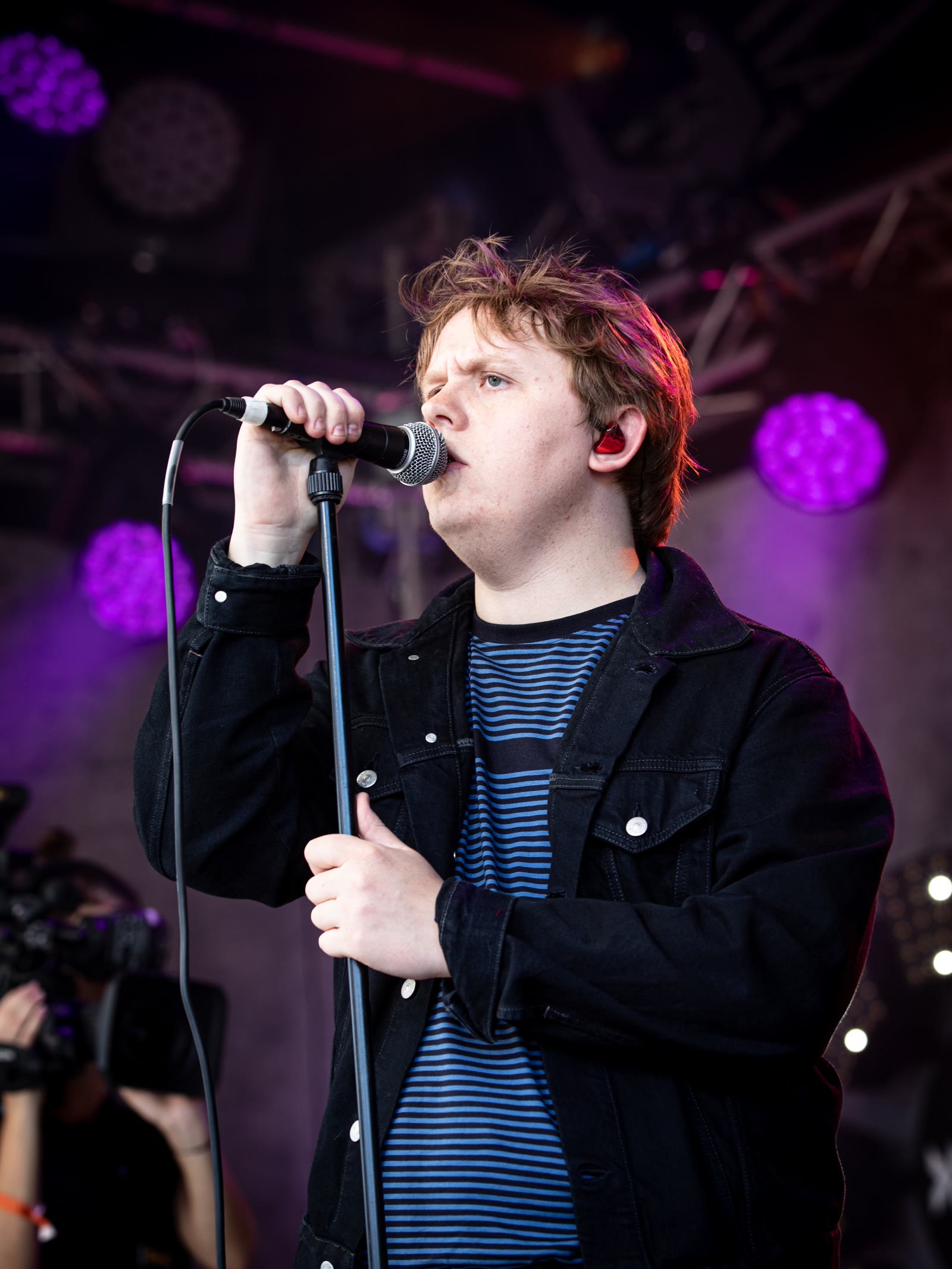 Lewis Capaldi cantando, primer plano