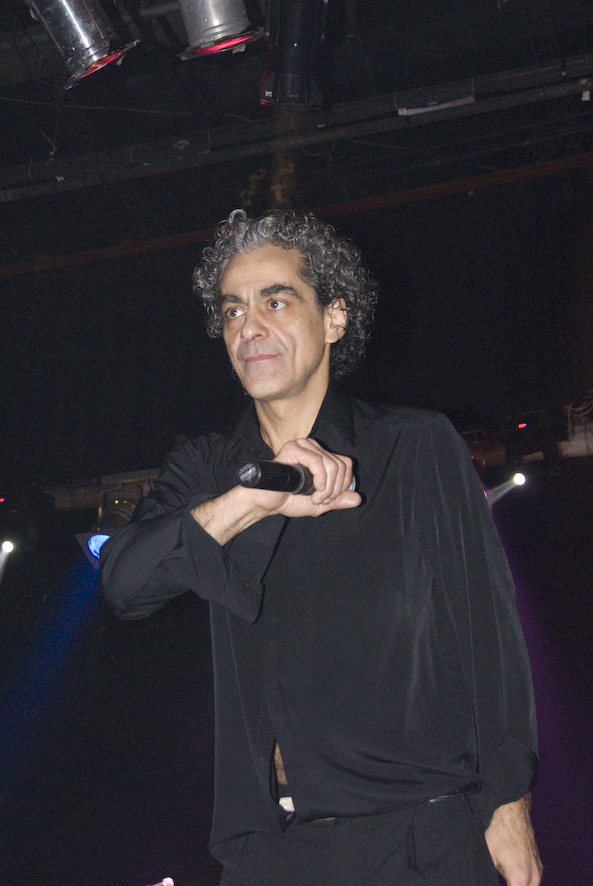 Daniel Melingo cantando, con micrófono