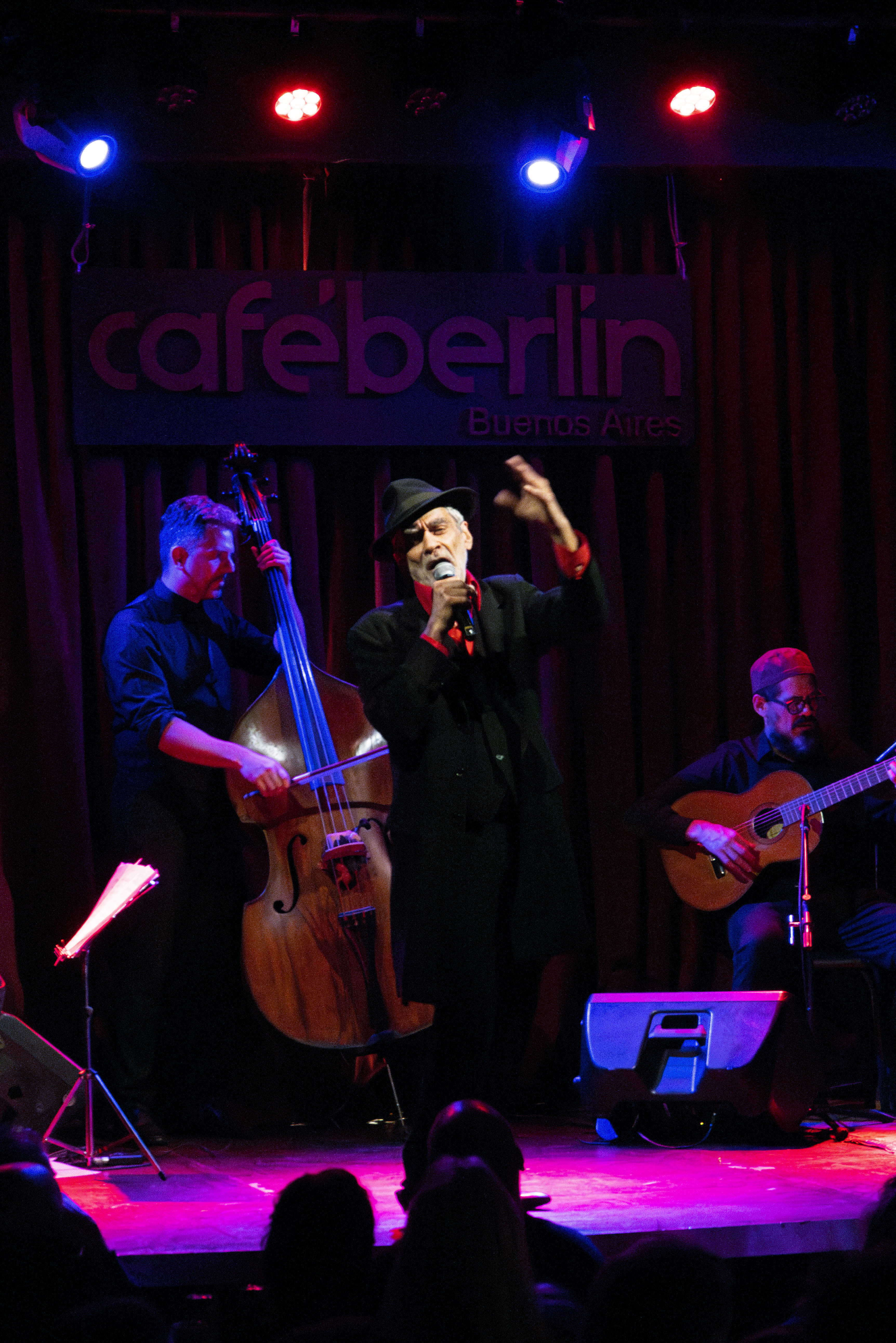 Daniel Melingo en el escenario, Café Berlín, Buenos Aires