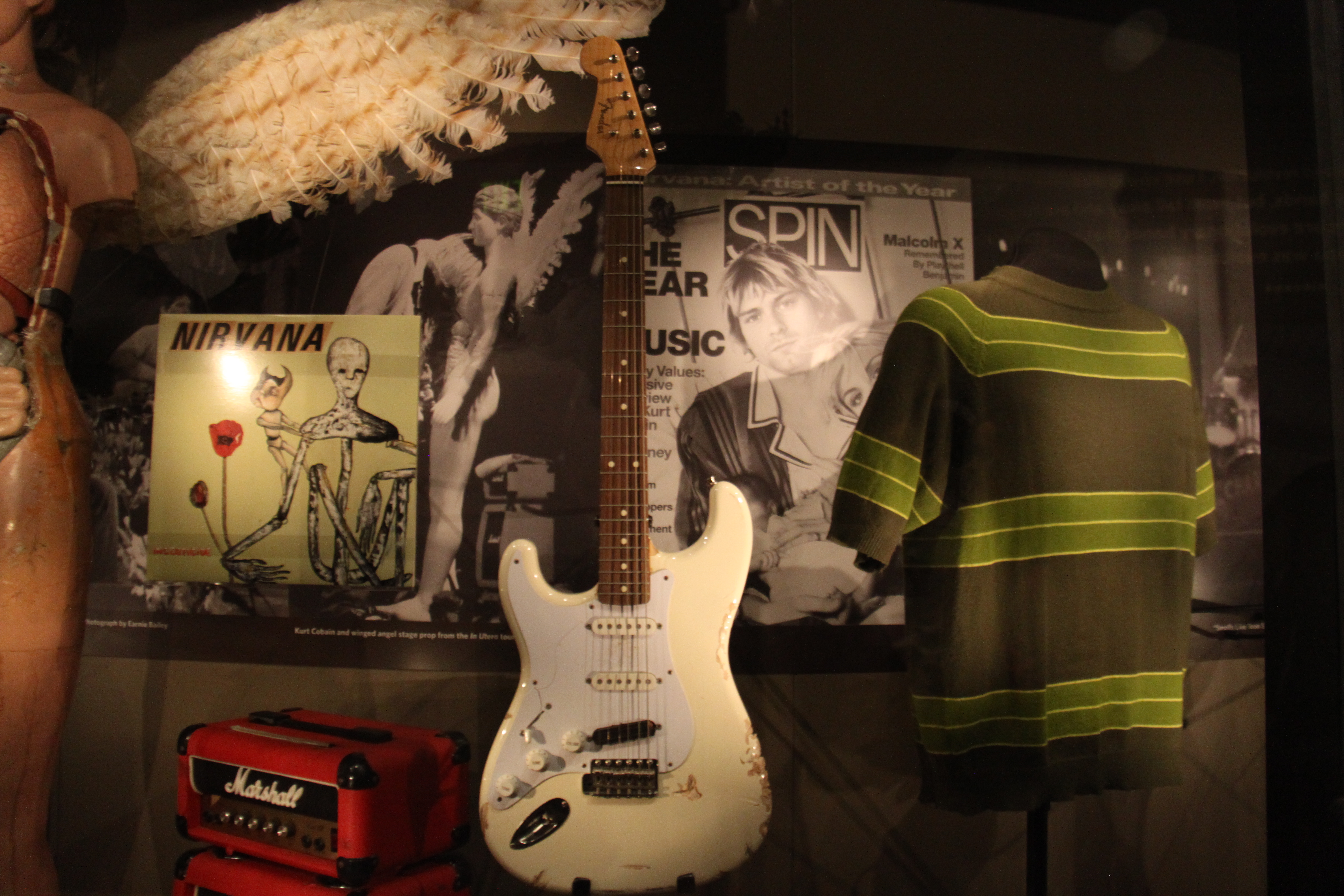 Guitarra y tapa de Spin con Kurt Cobain, en el Museum of Pop Culture