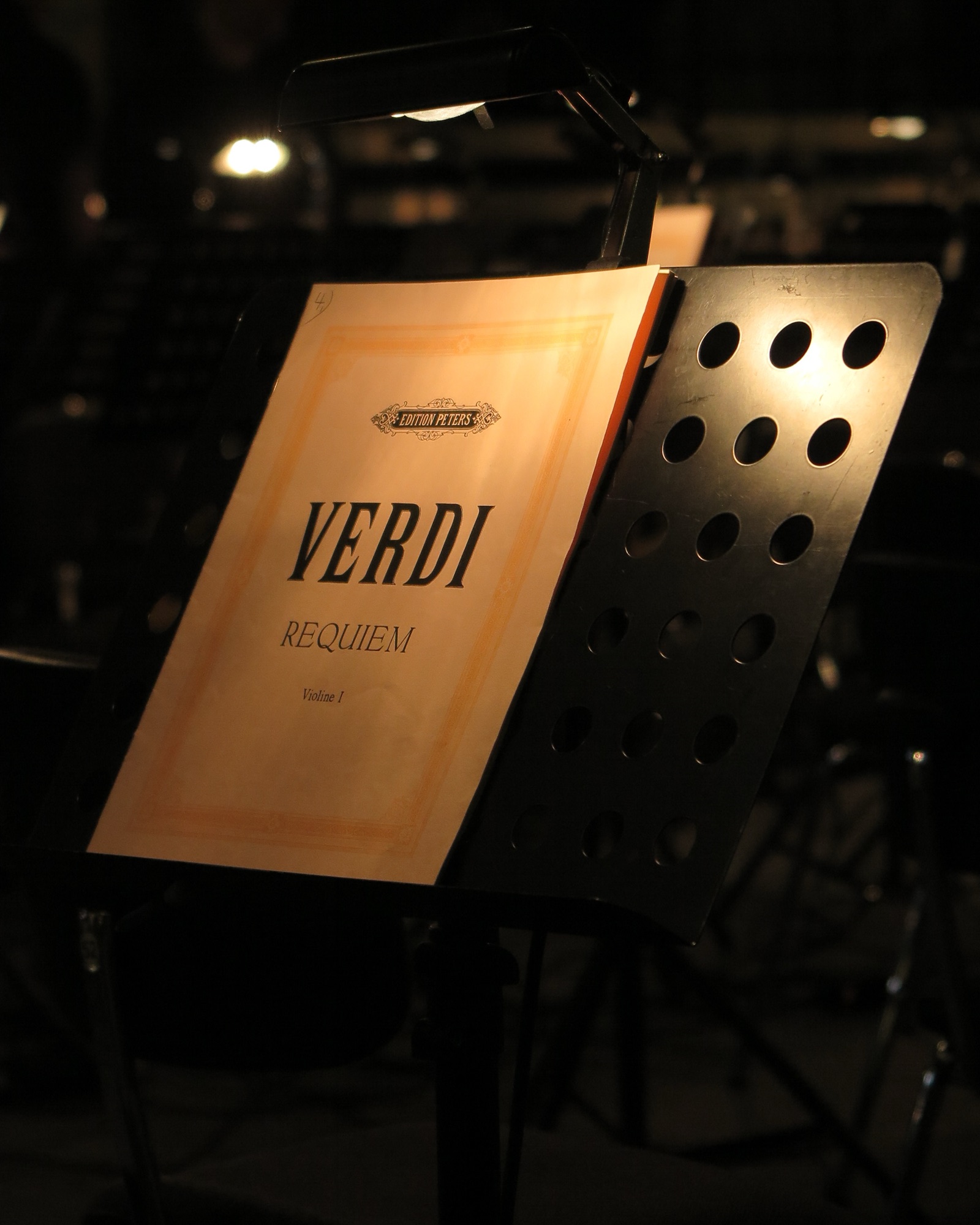 Una partitura en un atril, lista para tocarse otra vez