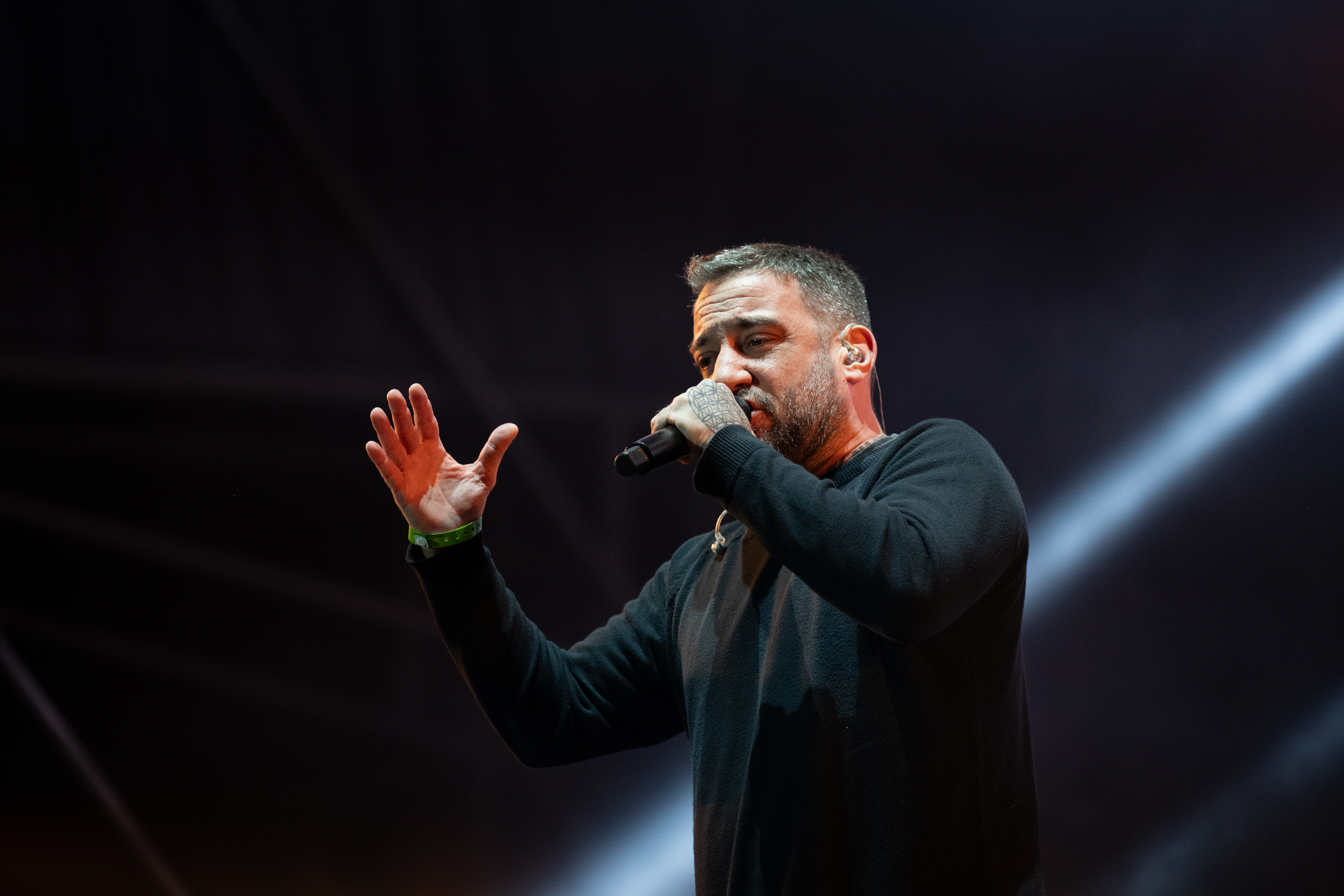 Piti Fernández, de Las Pastillas del Abuelo, cantando en un escenario