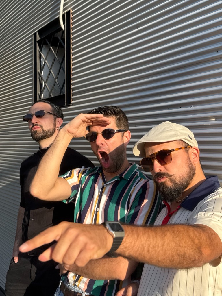 Zumba La Calavera y Los Semejantes, los tres de pie